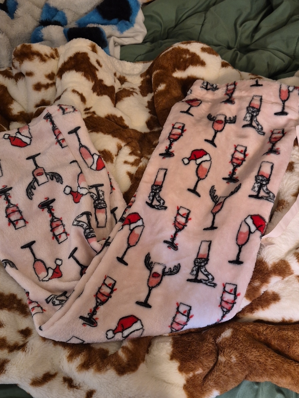 Plush Holiday Wine Glass Print Blanket